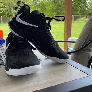 Nike Akron 330